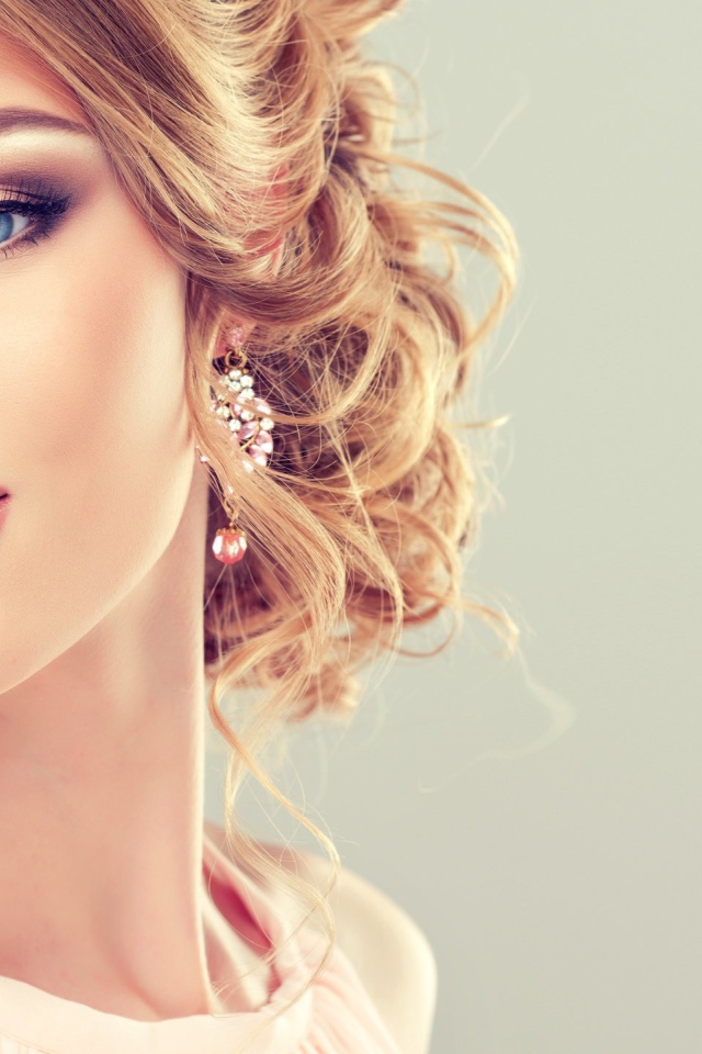 Красивая стильная голубоглазая девушка с красивым макияжем и прической