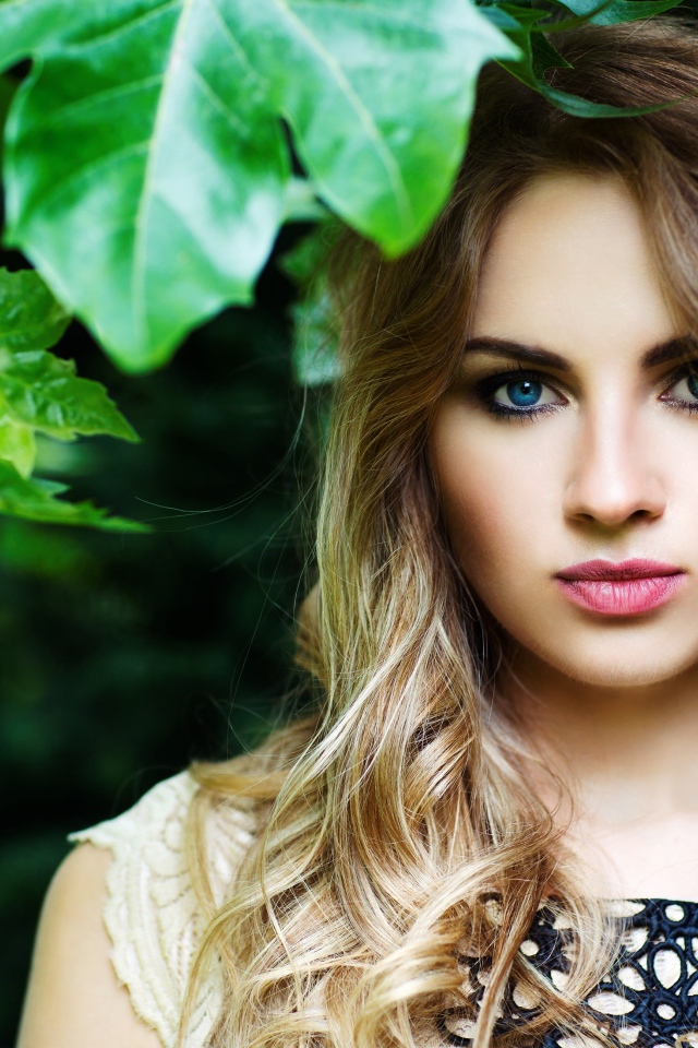 Красивая нежная голубоглазая девушка блондинка