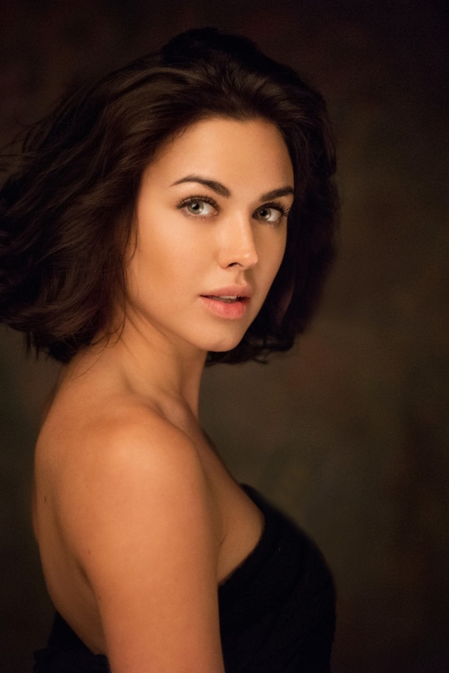 Красивая нежная девушка со стрижкой