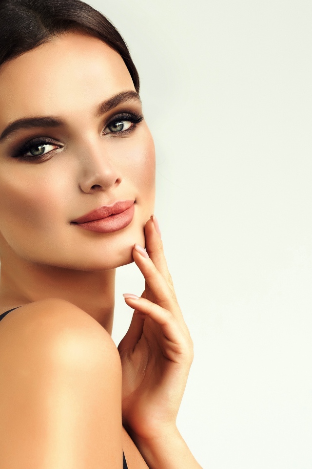 Красивая нежная девушка с голубыми глазами  