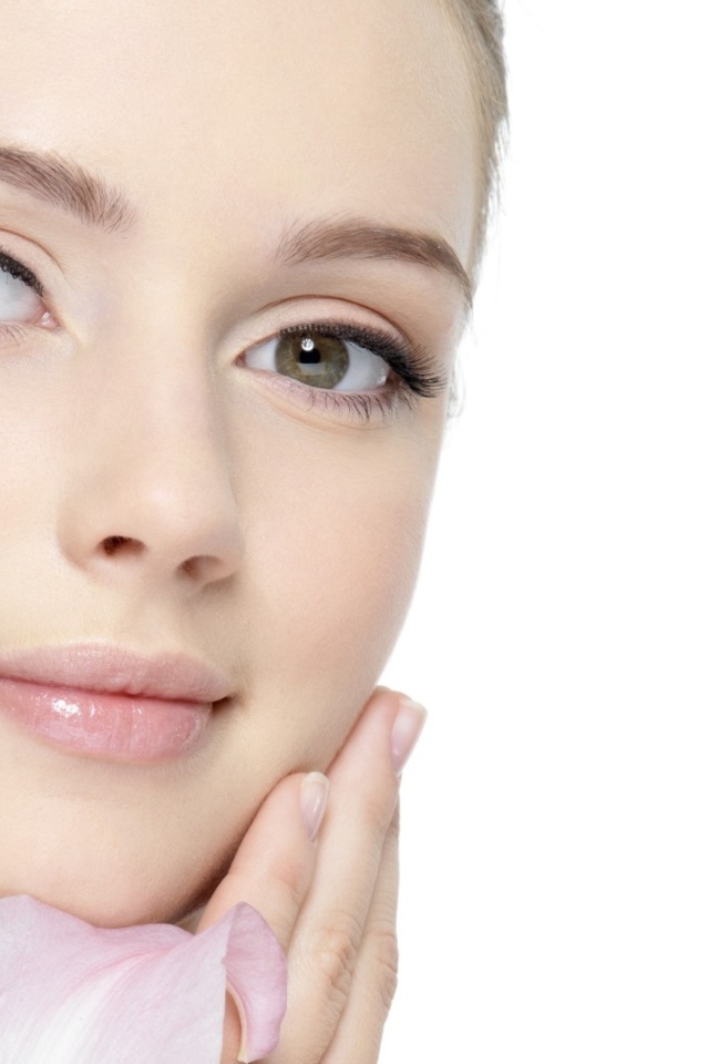 Красивая нежная настоящая девушка на белом фоне