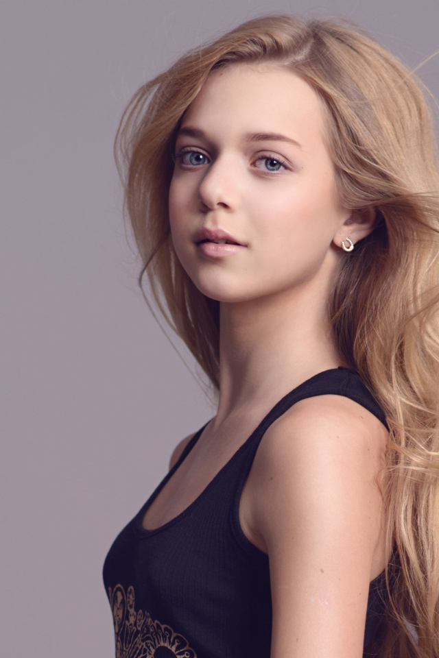 Красивая нежная молодая девушка блондинка с длинными волосами  