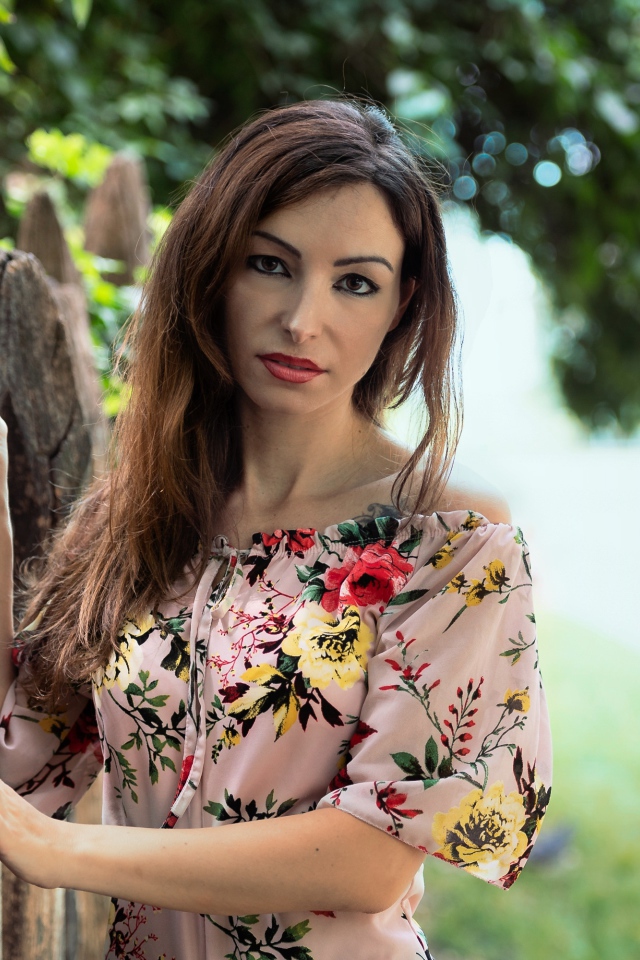 Красивая женщина в платье у сухого дерева