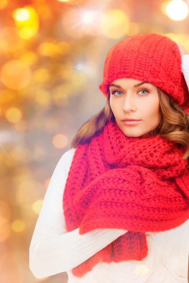 Красивая молодая девушка в красной шапке с шарфом