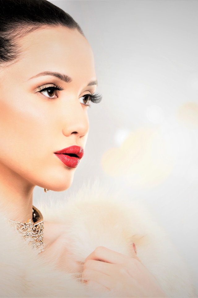 Красивая молодая девушка с красивыми украшениями и в шубе