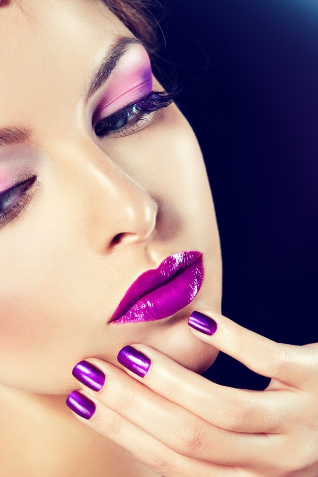 Красивая молодая девушка с фиолетовым макияжем