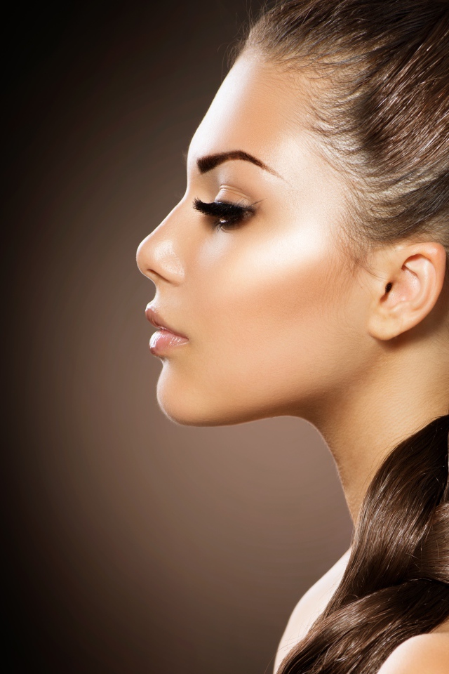 Красивая девушка шатенка с косой