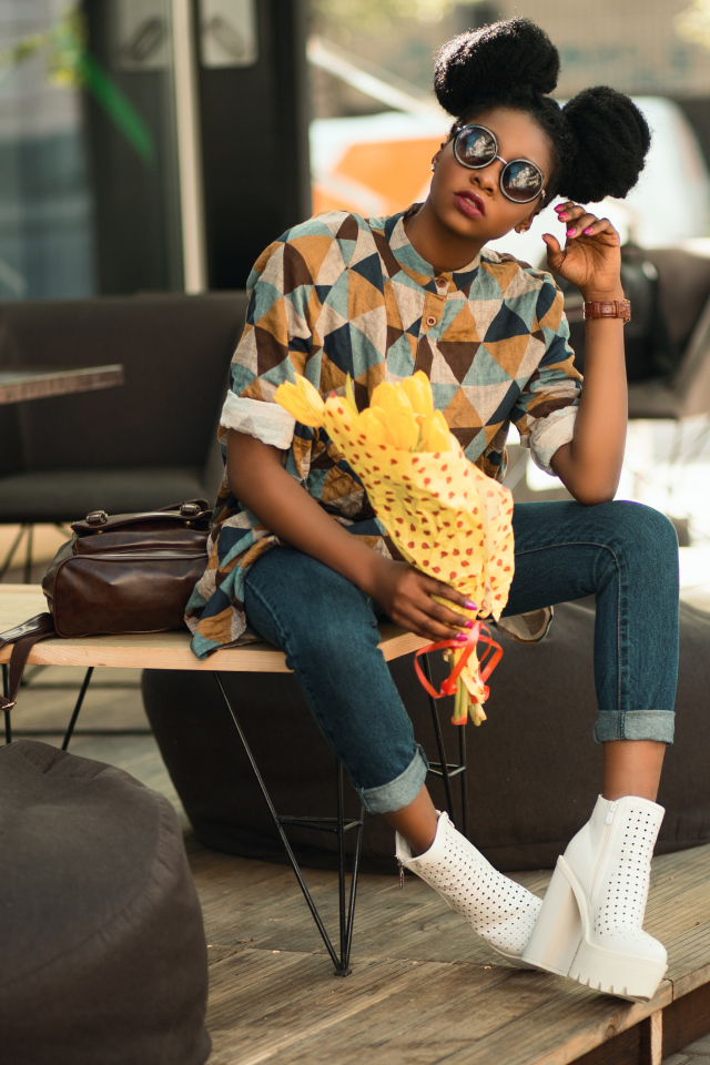 Темнокожая девушка с букетом желтых тюльпанов