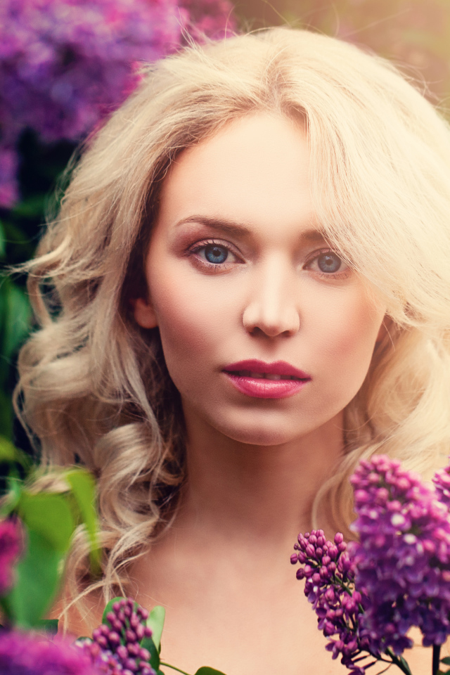Голубоглазая блондинка в ветках сирени 