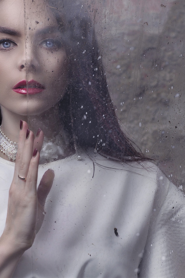 Голубоглазая брюнетка со стеклом в руках