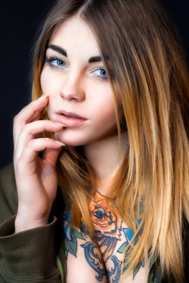Голубоглазая девушка с татуировкой