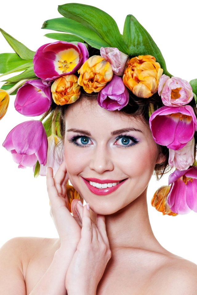 Голубоглазая улыбающаяся девушка с венком из тюльпанов на голове