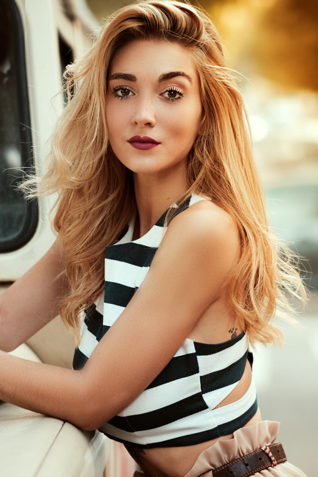 Яркая блондинка у автомобиля 