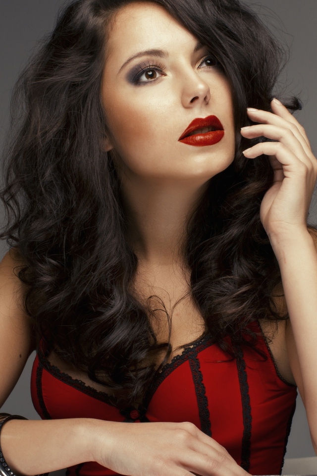 Яркая брюнетка на сером фоне