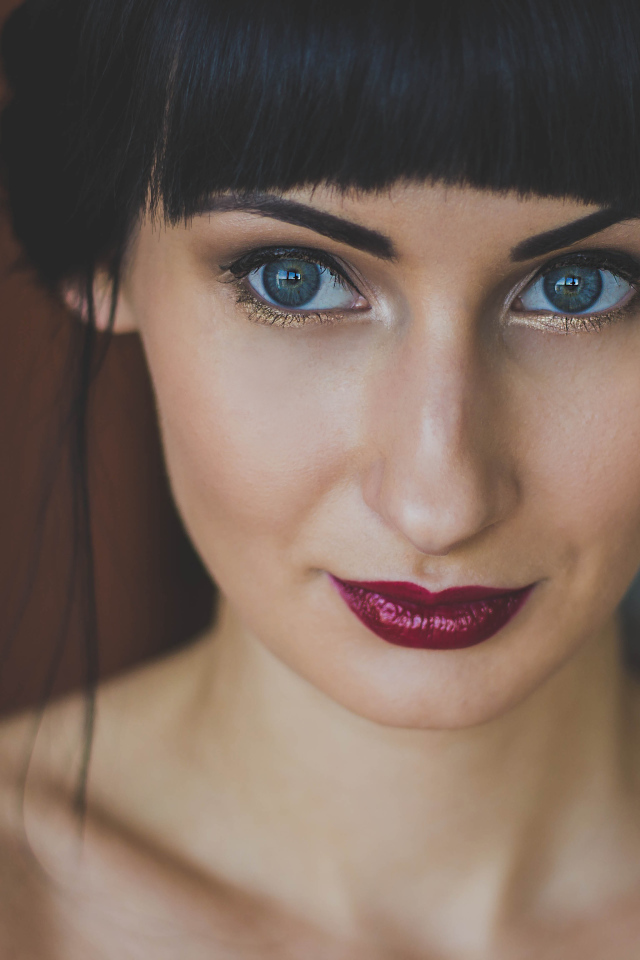 Яркая брюнетка с красными губами 