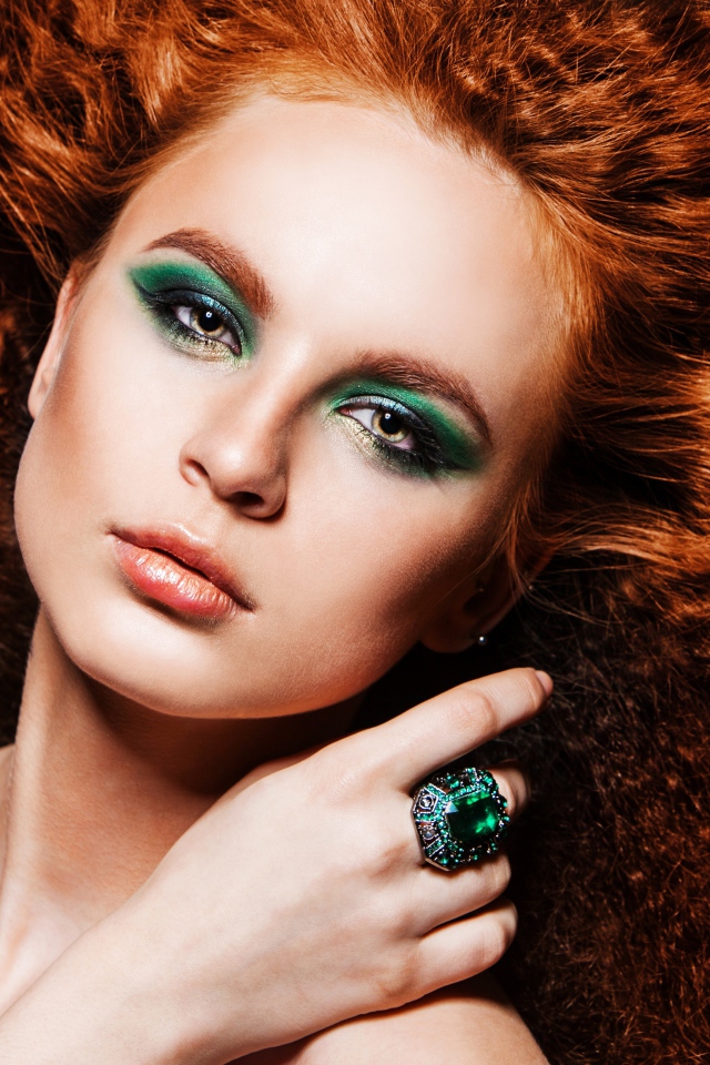 Яркая рыжеволосая девушка с дорогим кольцом на пальце