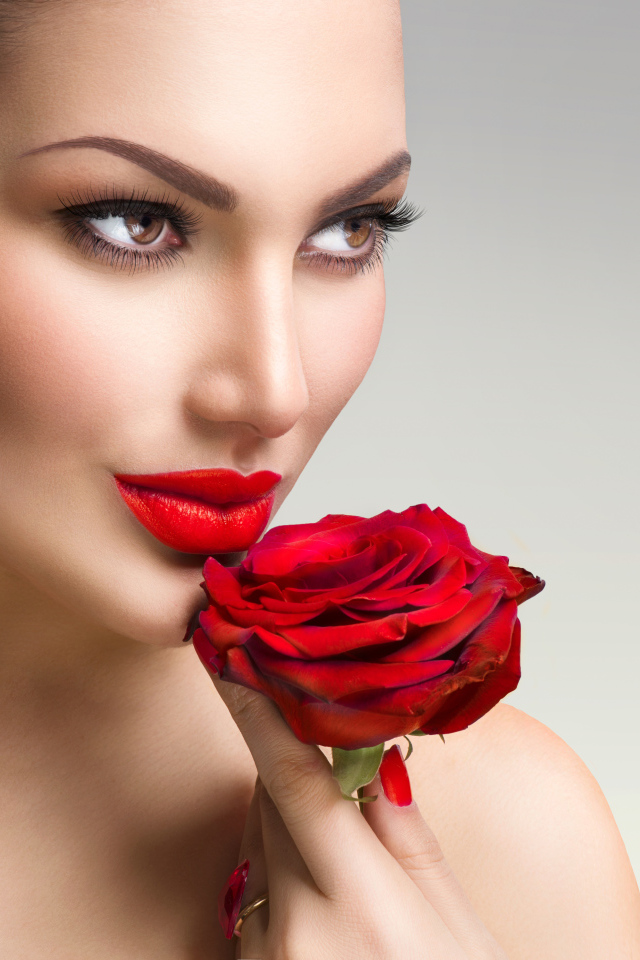 Яркая стильная девушка с красной розой в руке