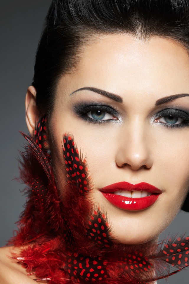 Брюнетка с ярким макияжем и красивой прической