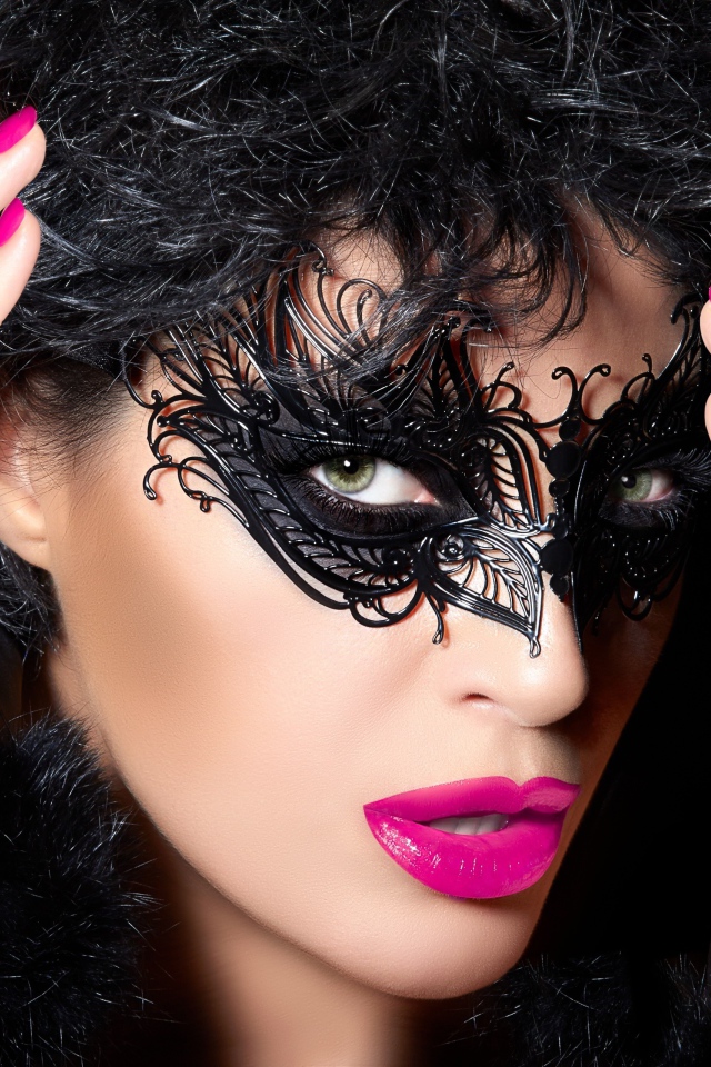 Брюнетка с ярким макияжем в черной маске на глазах
