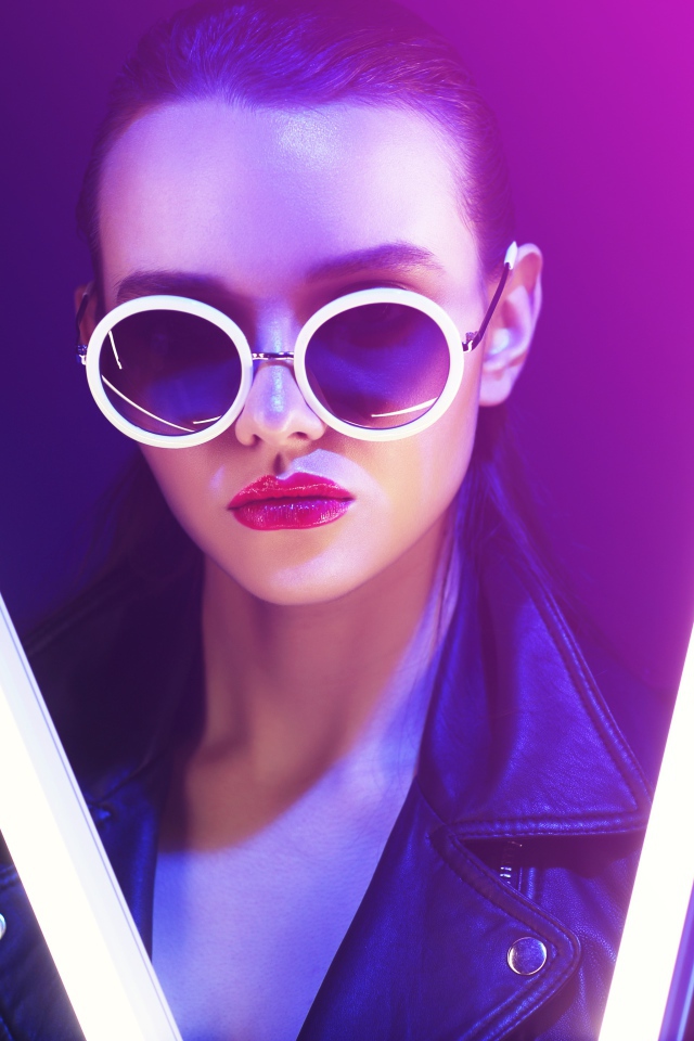 Брутальная девушка в очках в неоновом свете