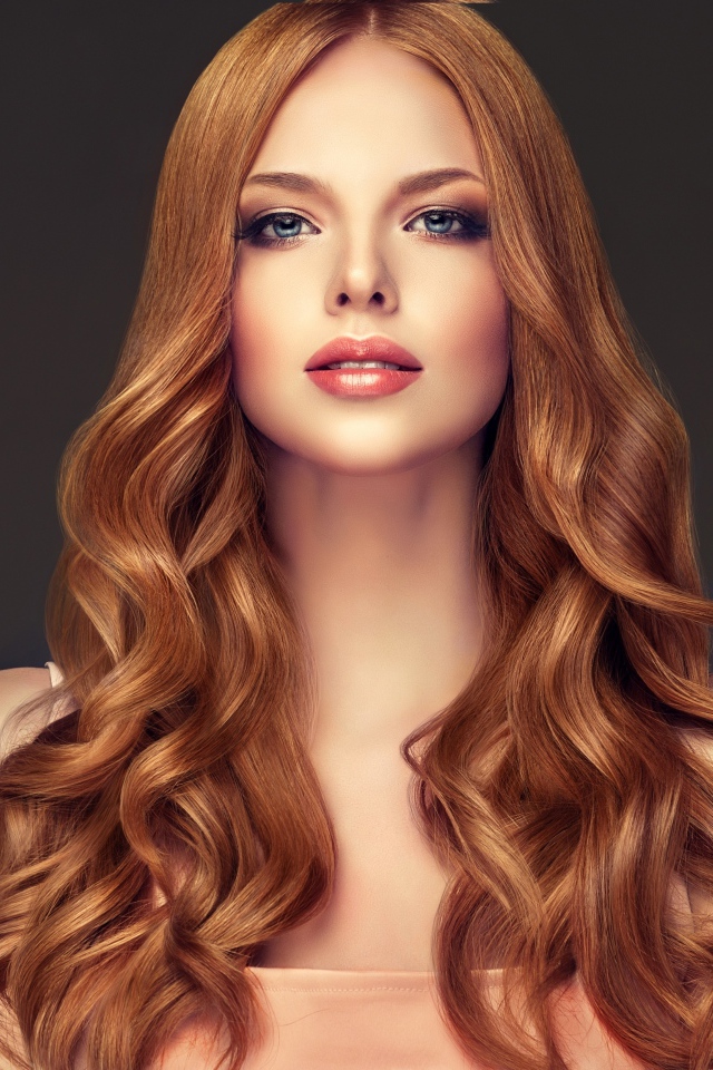 Очаровательная девушка с длинными волосами