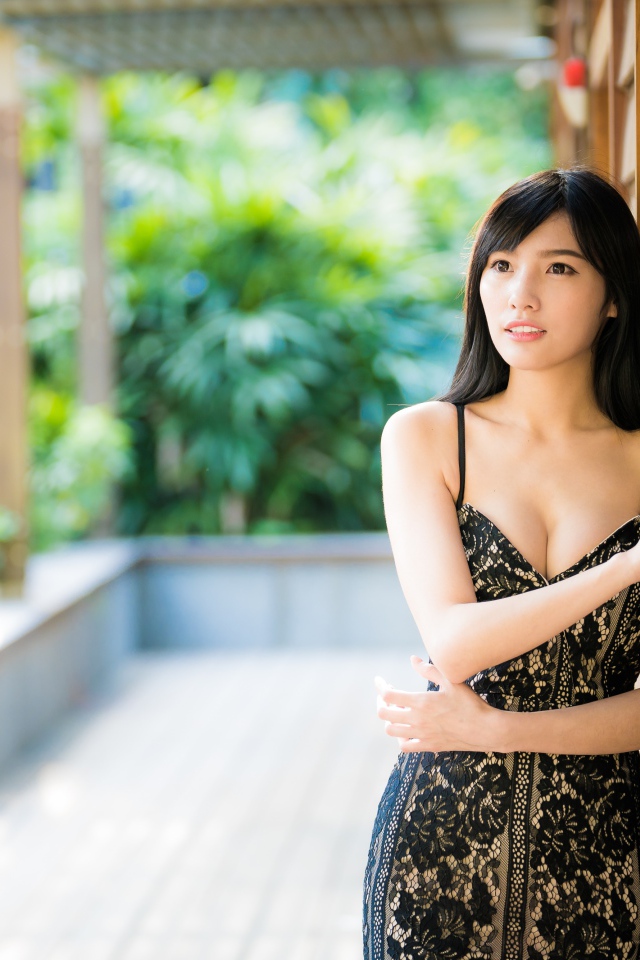 Нежная девушка азиатка в черном платье 