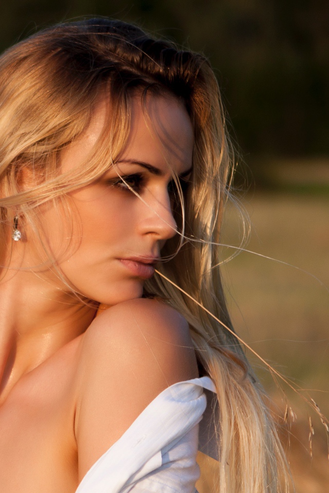 Нежная красивая девушка блондинка с колоском во рту