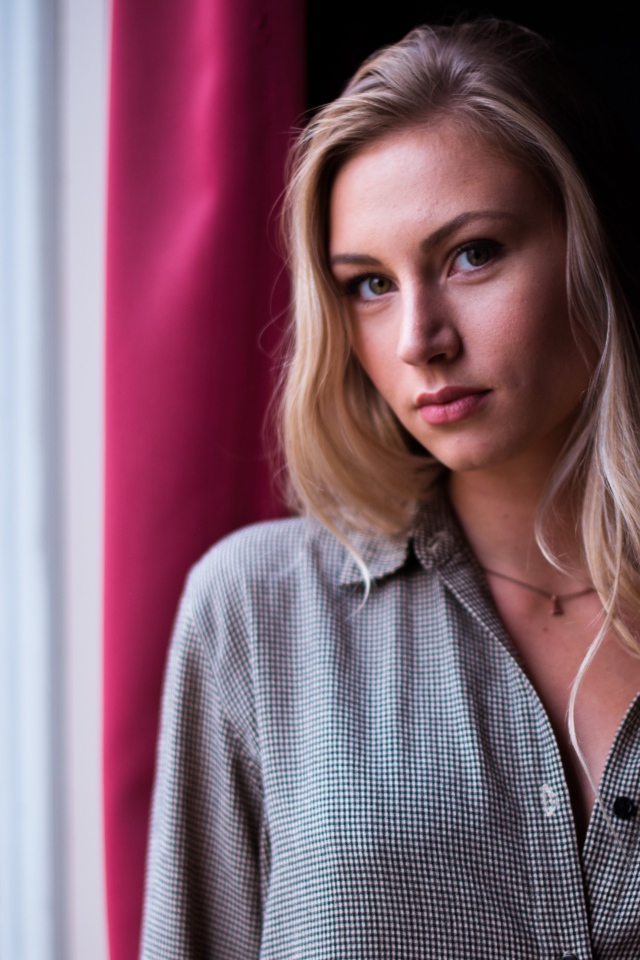 Нежная девушка блондинка у окна