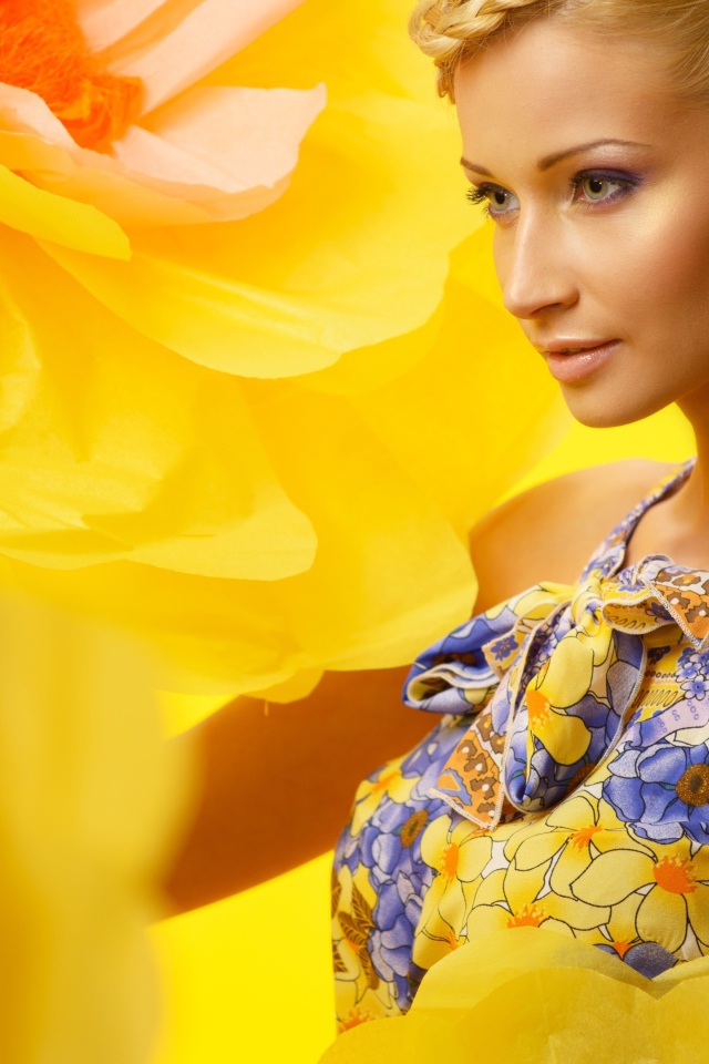 Нежная блондинка в сарафане на фоне цветов