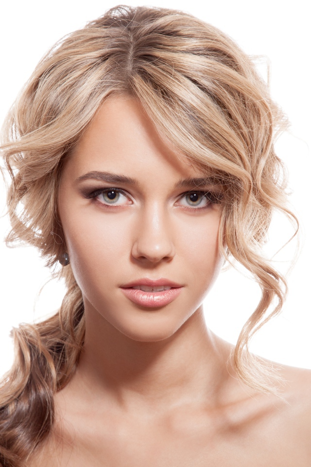 Нежная блондинка на белом фоне