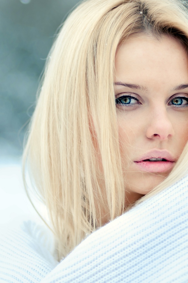 Нежная голубоглазая блондинка в белом свитере