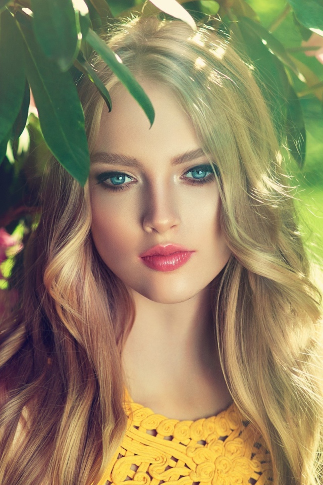 Нежная голубоглазая блондинка в розовых цветах 