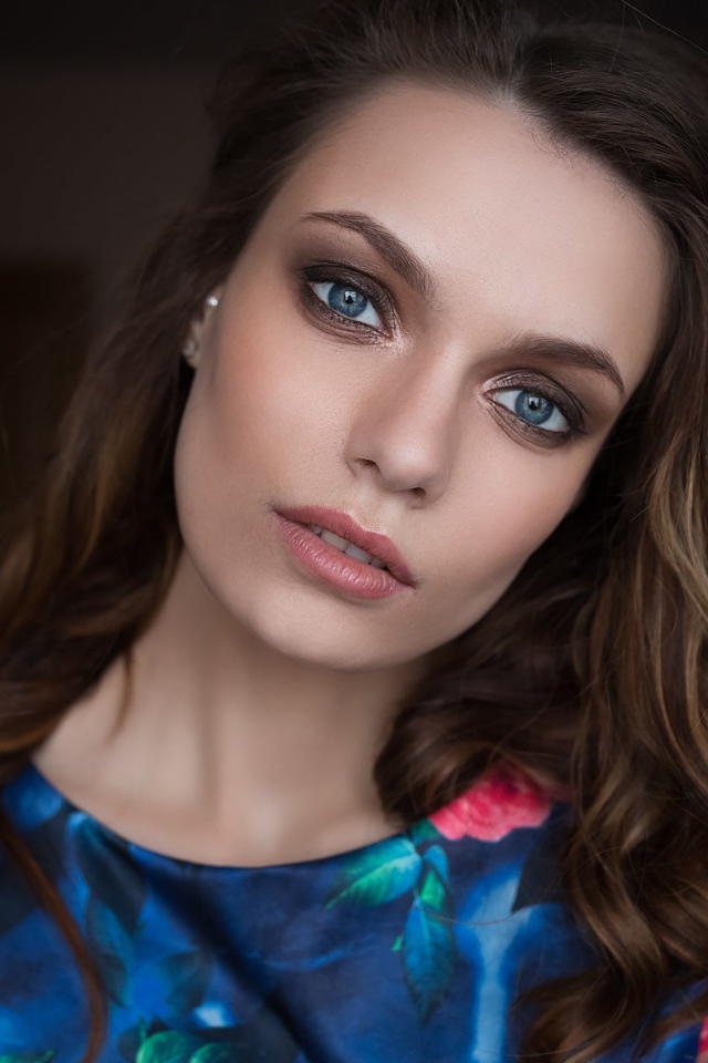 Нежная голубоглазая шатенка 