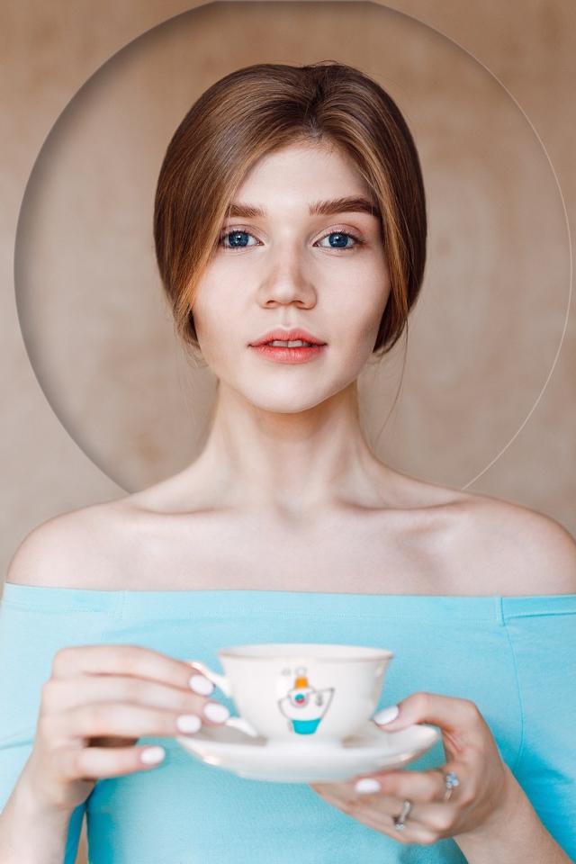 Нежная голубоглазая девушка с чашкой 