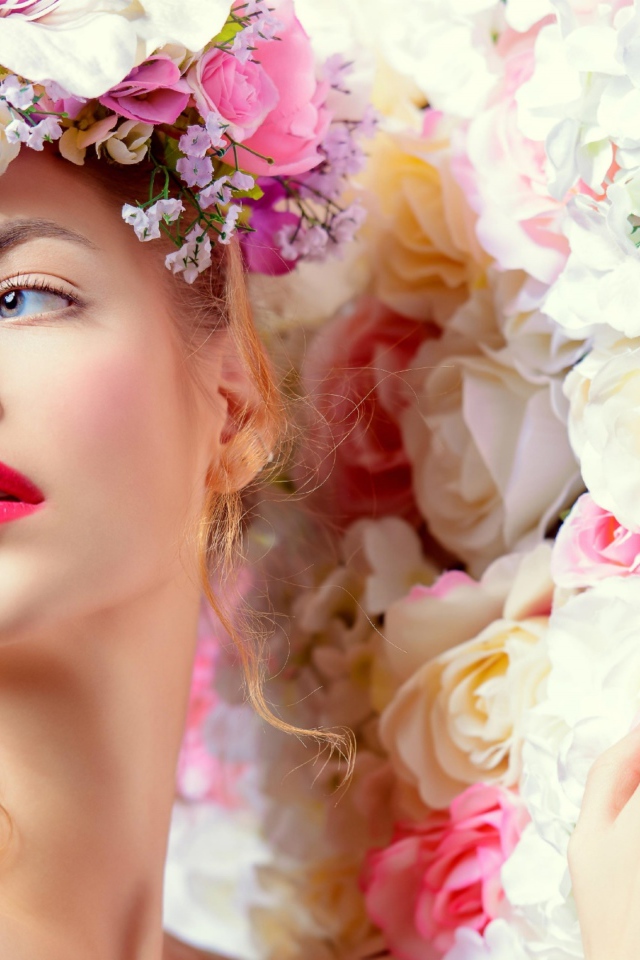 Нежная голубоглазая девушка с венком из цветов на голове