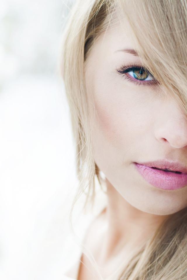 Нежная кареглазая девушка с длинными белыми волосами