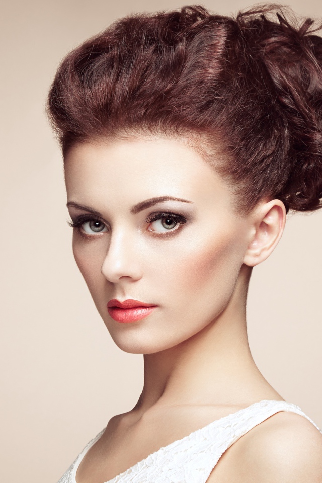 Нежная шатенка с красивой прической