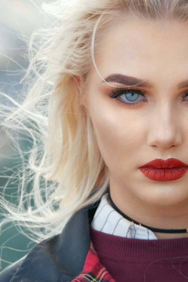 Эффектная голубоглазая блондинка с яркими красными губами