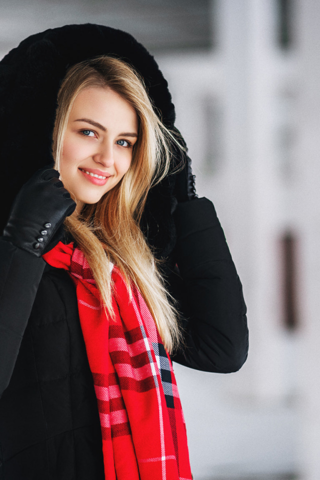 Модная улыбающаяся девушка в теплой куртке 