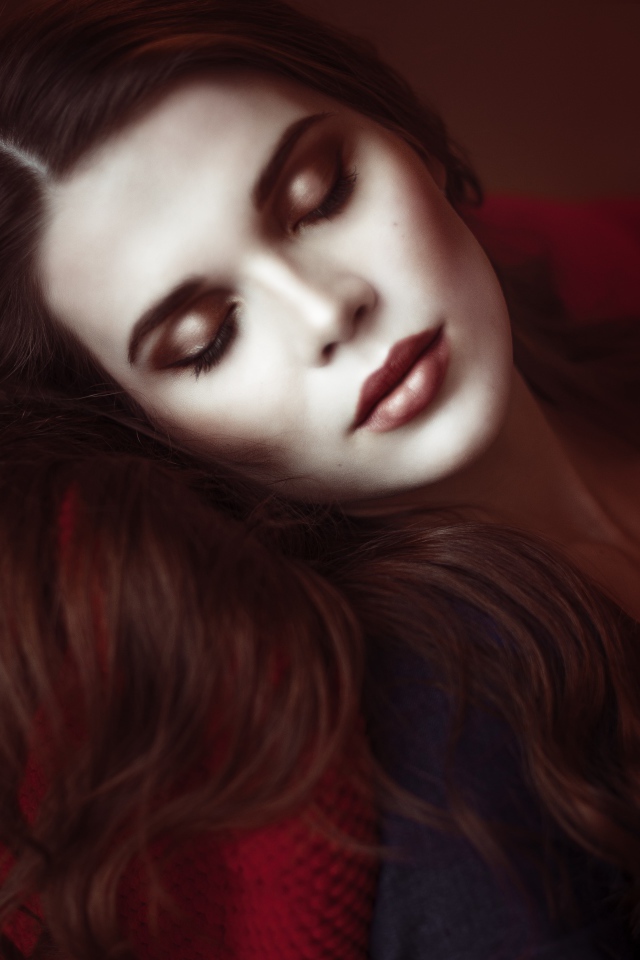 Нежная девушка спящая красавица