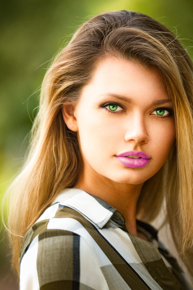 Нежная зеленоглазая девушка блондинка с накрашенными губами