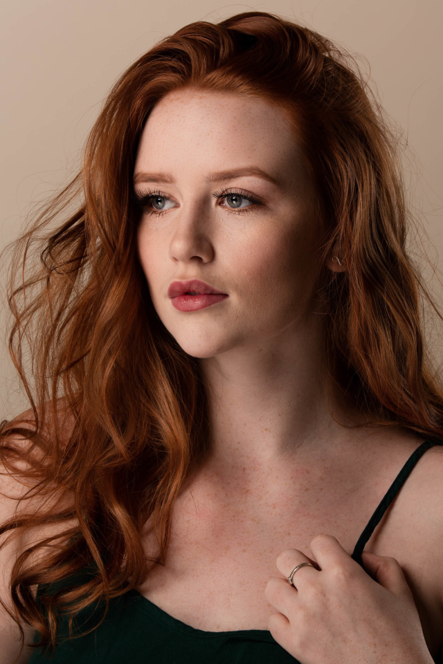 Нежная молодая рыжеволосая девушка