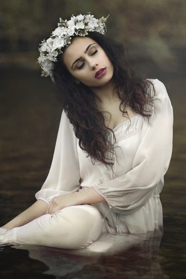 Девушка в красивом белом платье в воде