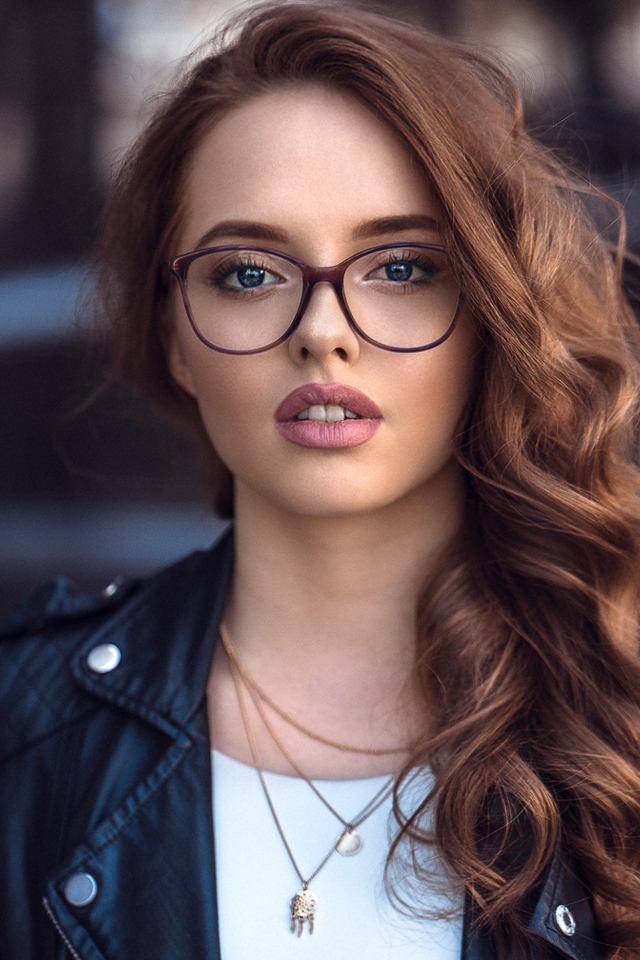 Девушка в черной куртке в очках 