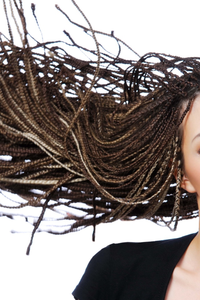 Девушка с прической косичками на голове на белом фоне