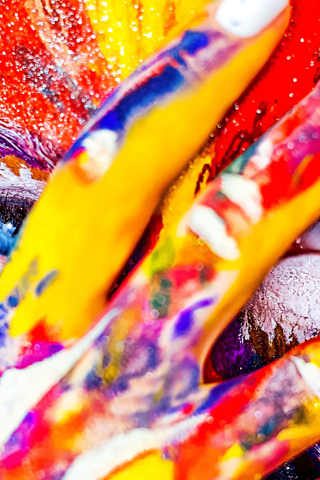 Девушка с разрисованным краской лицом