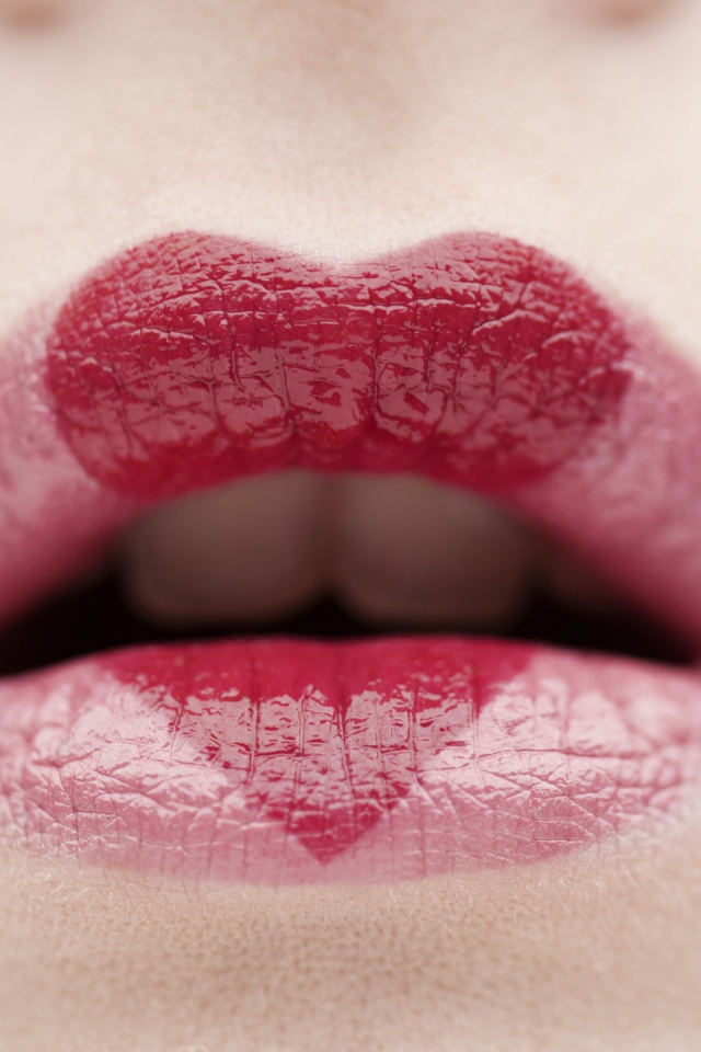 Сердце нарисовано губной помадой на губах 