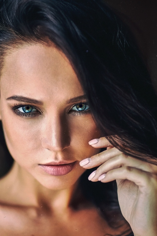 Горячая брюнетка с красивыми глазами