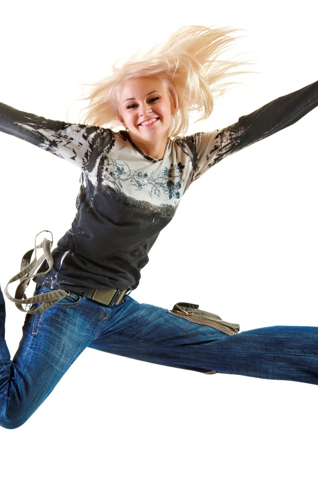 Прыжок девушки на белом фоне