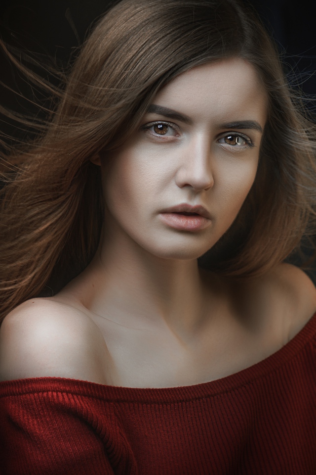 Длинноволосая красивая девушка в красном свитере